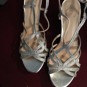 IM Vilina Silver Size 8 Wedding, Dinner, Dress Shoes Low Heel NEW